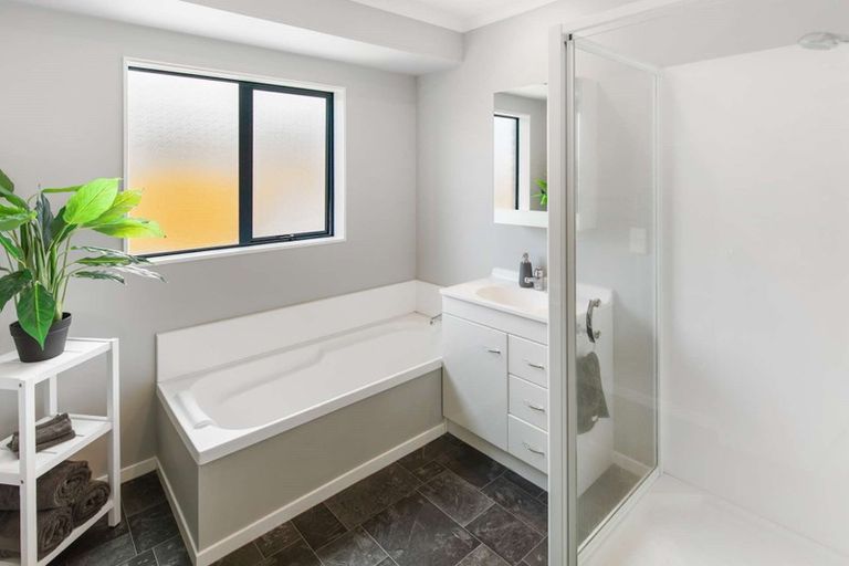 Photo of property in 5 Meridian Grove, Kelvin Grove, Palmerston North, 4414