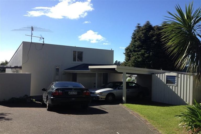 Photo of property in 2/5 Tahinga Street, Northcote, Auckland, 0627