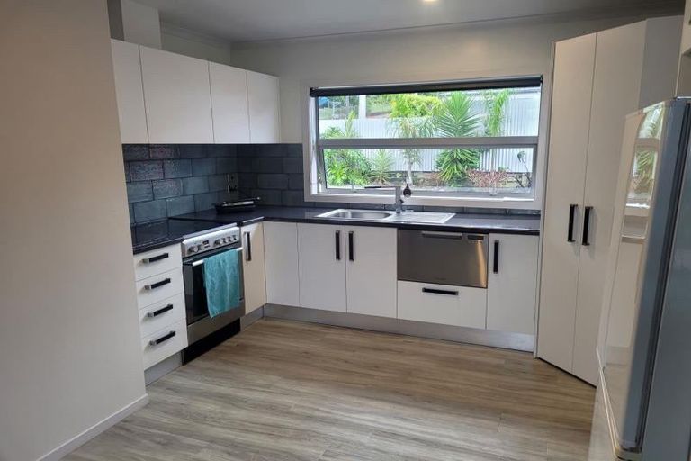 Photo of property in 32 Pioneer Road, Moturoa, New Plymouth, 4310