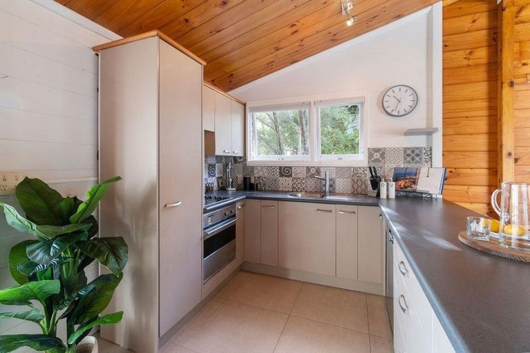 Photo of property in 18 Easter Parade, Glen Eden, Auckland, 0602