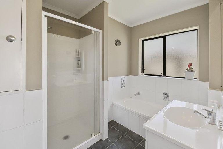 Photo of property in 6 Croftview Road, Wattle Downs, Auckland, 2103