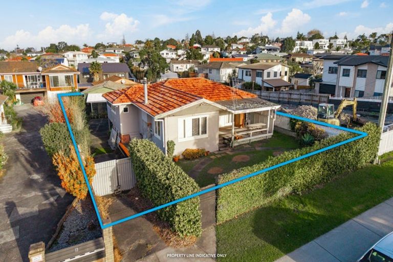 Photo of property in 11 Roberts Road, Te Atatu South, Auckland, 0610