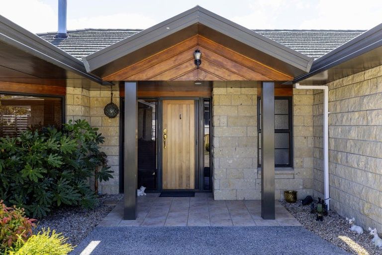 Photo of property in 6 Maniapoto Grove, Waipahihi, Taupo, 3330