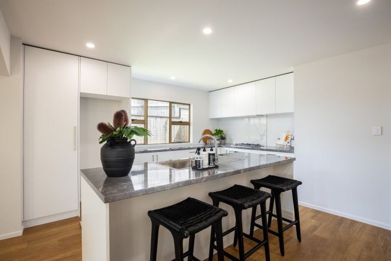 Photo of property in 9 Fairview Place, Westown, New Plymouth, 4310