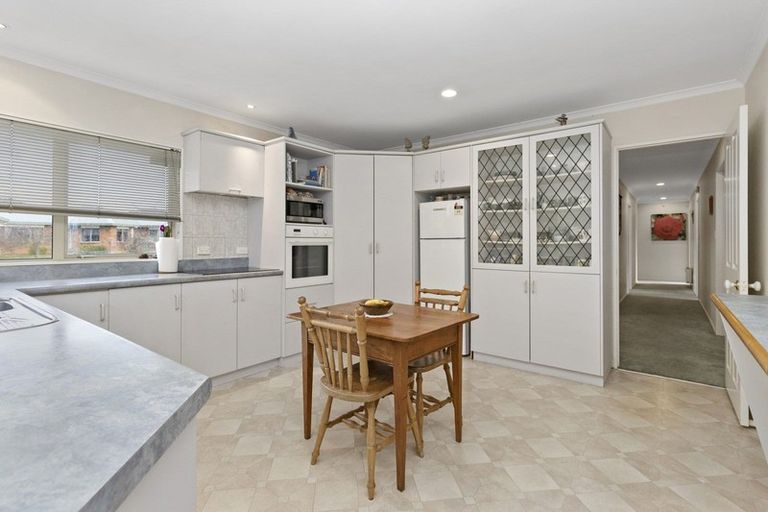 Photo of property in 22 Waiwherowhero Drive, St Andrews, Hamilton, 3200