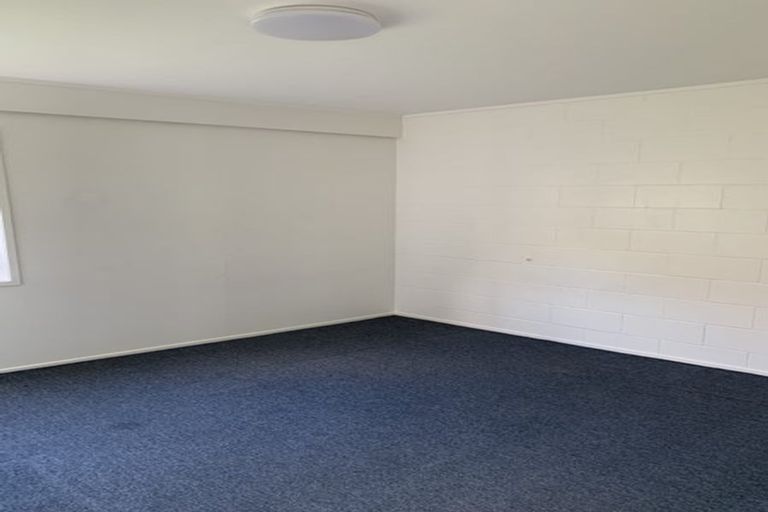 Photo of property in 11 Ian Place, Glendene, Auckland, 0602