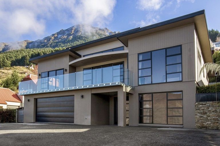 Photo of property in 70 Wynyard Crescent, Fernhill, Queenstown, 9300