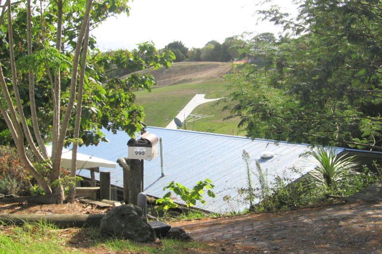 Photo of property in 990 East Coast Road, Northcross, Auckland, 0632