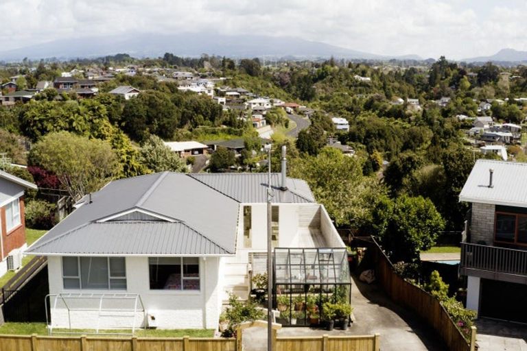 Photo of property in 17 Longview Drive, Merrilands, New Plymouth, 4312