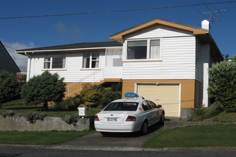 Photo of property in 28 Kenmore Street, Newlands, Wellington, 6037