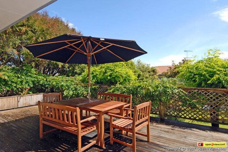 Photo of property in 15 Goldfinch Rise, Unsworth Heights, Auckland, 0632
