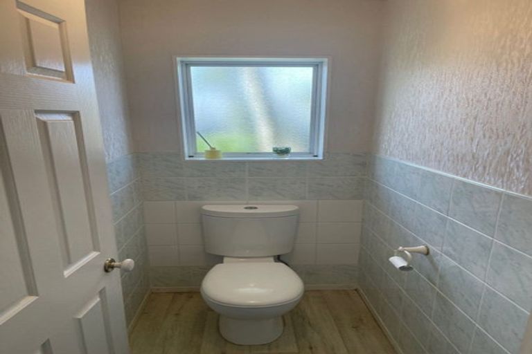 Photo of property in 2 Kerlin Crescent, West Harbour, Auckland, 0618