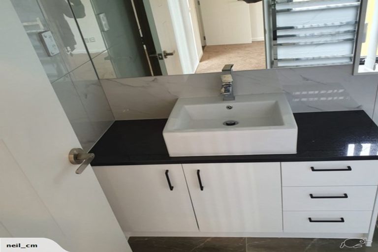 Photo of property in 20 Vinistra Road, Kumeu, 0810