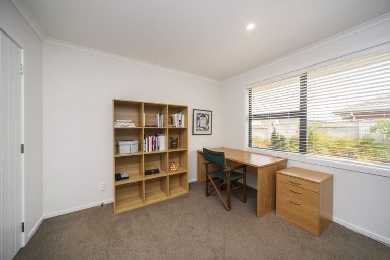 Photo of property in 15 Lorenzo Place, Kelvin Grove, Palmerston North, 4414