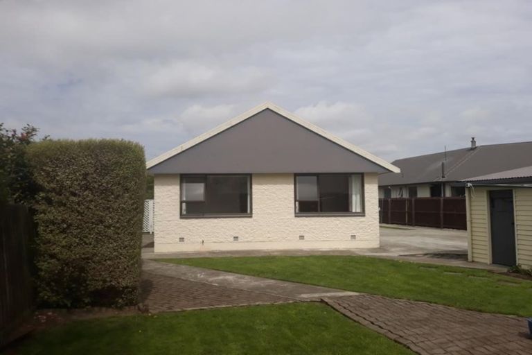 Photo of property in 33 Farquhars Road, Redwood, Christchurch, 8051
