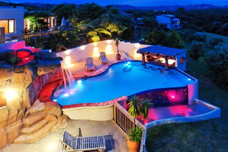 Photo of property in 9 Laingrange Place, Laingholm, Auckland, 0604