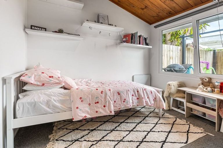 Photo of property in 1/6a Sunnynook Road, Sunnynook, Auckland, 0620