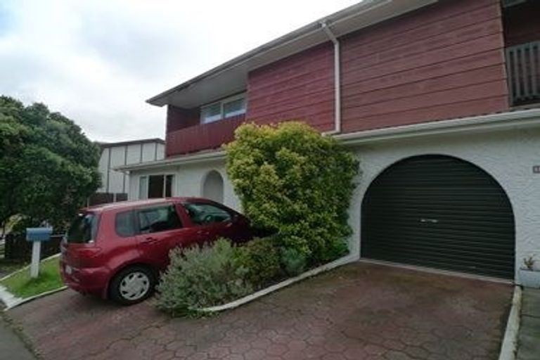 Photo of property in 5 Southern Cross Crescent, Island Bay, Wellington, 6023