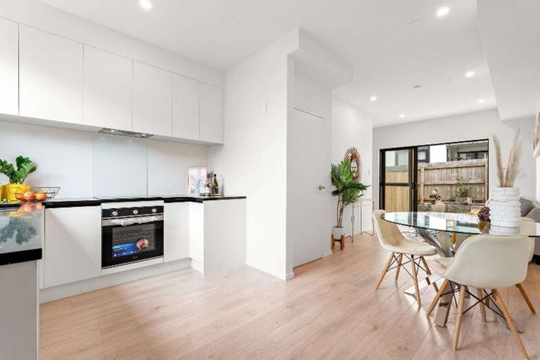 Photo of property in 11/3226 Great North Road, New Lynn, Auckland, 0600