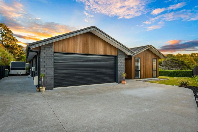 Photo of property in 13 Vogwill Road, Kumeu, 0810