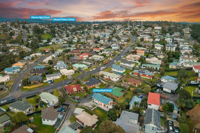 Photo of property in 25 Broadfield Street, Massey, Auckland, 0614