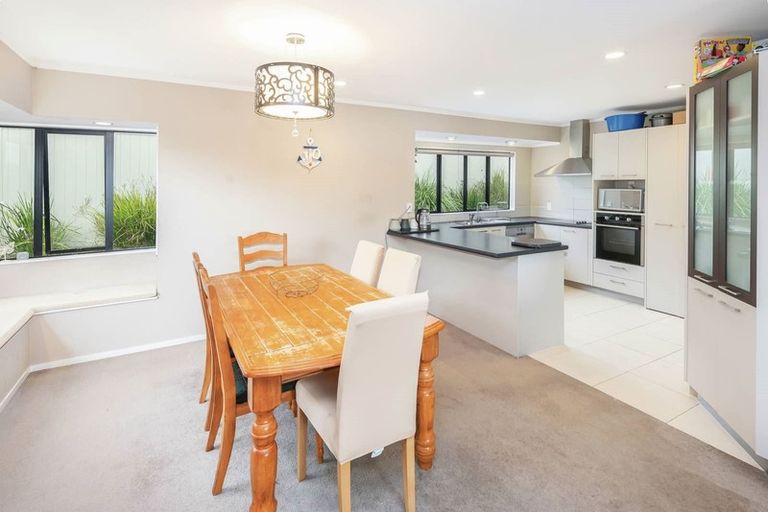 Photo of property in 20 Simmental Crescent, Somerville, Auckland, 2014