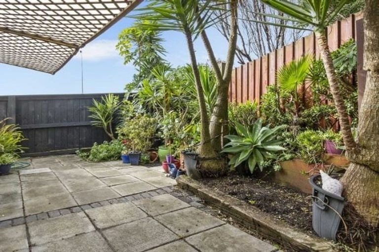 Photo of property in 2/206 Albany Highway, Schnapper Rock, Auckland, 0632