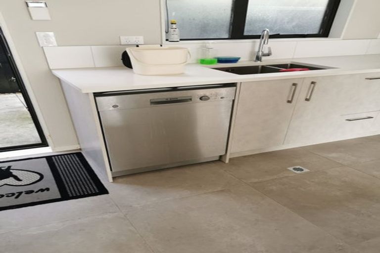 Photo of property in 4/30 West Coast Road, Glen Eden, Auckland, 0602