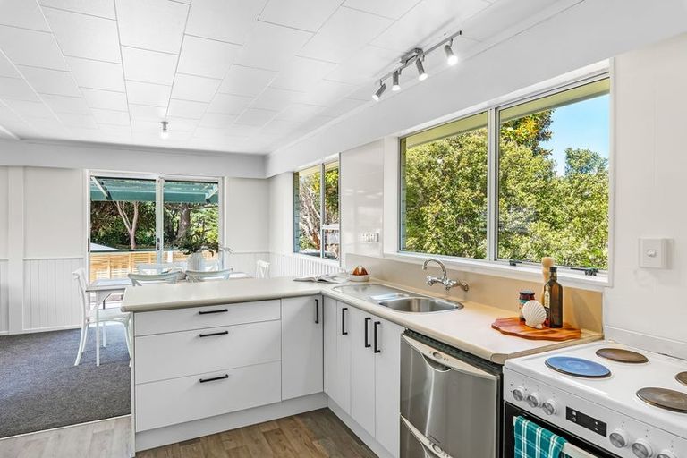 Photo of property in 198 Tutere Street, Waikanae Beach, Waikanae, 5036