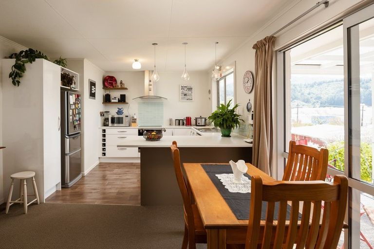 Photo of property in 23 Broadway, Picton, 7220