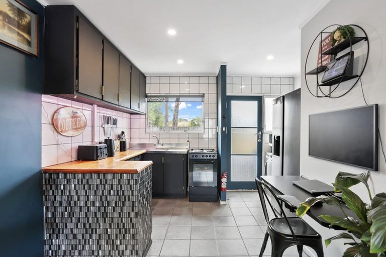 Photo of property in 2/22c Evans Road, Glen Eden, Auckland, 0602