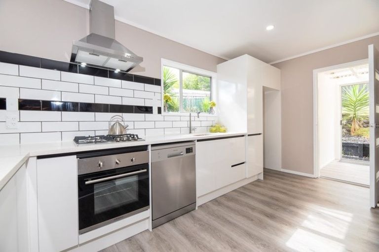 Photo of property in 2/34 Candia Road, Swanson, Auckland, 0614