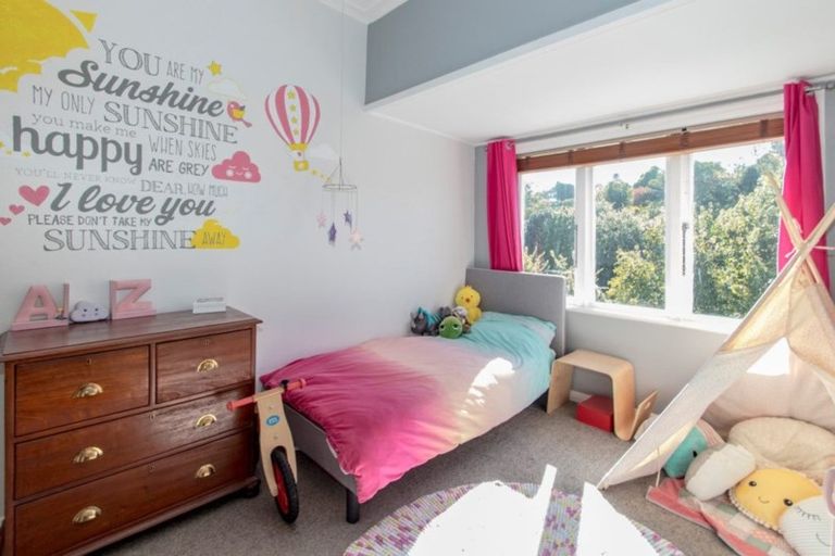 Photo of property in 22 Enfield Road, Hospital Hill, Napier, 4110