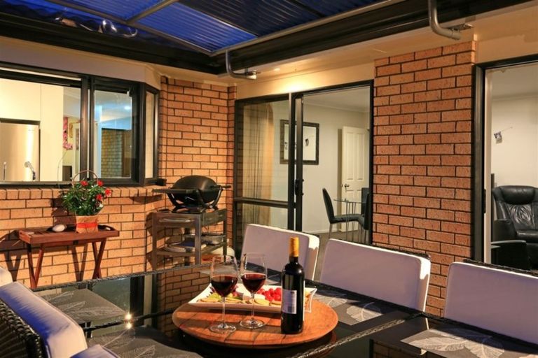 Photo of property in 17 Reybert Place, Massey, Auckland, 0614