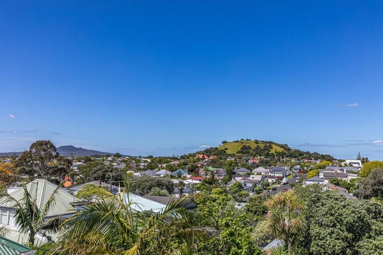 Photo of property in 4 William Bond Street, Stanley Point, Auckland, 0624