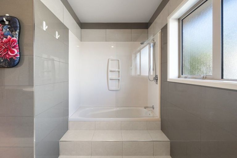 Photo of property in 98 Polson Hill Drive, Aokautere, Palmerston North, 4471