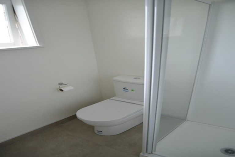 Photo of property in 2/21 Waverley Avenue, Glenfield, Auckland, 0629