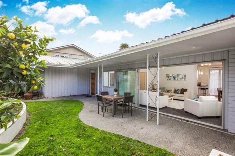 Photo of property in 132 Mountain Road, Henderson Valley, Auckland, 0612