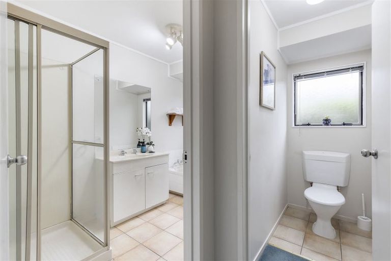 Photo of property in 14 West Fairway, Golflands, Auckland, 2013