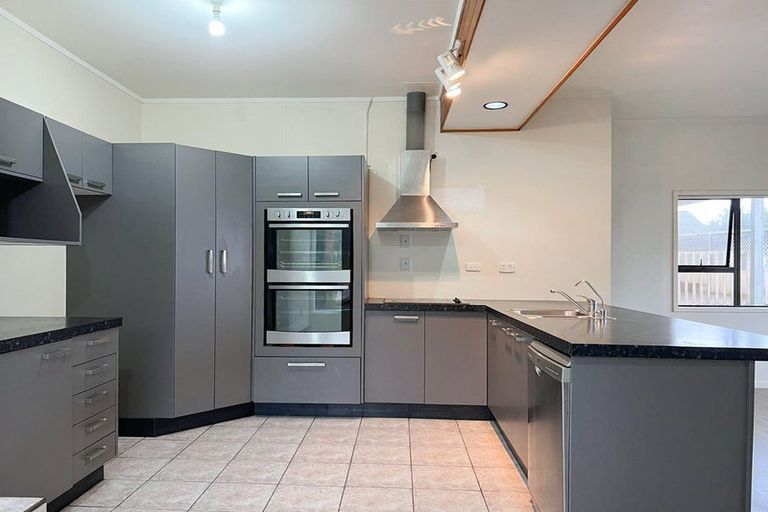 Photo of property in 4 Landsberg Way, Windsor Park, Auckland, 0632