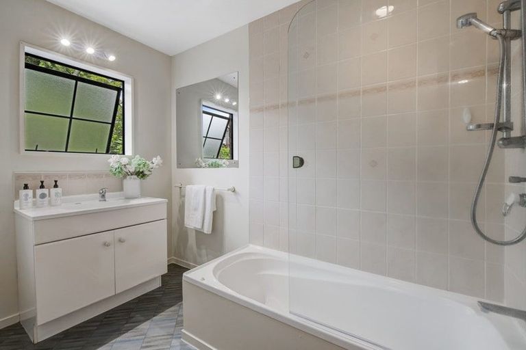 Photo of property in 9 St Lucia Place, Unsworth Heights, Auckland, 0632