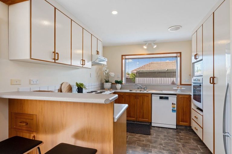 Photo of property in 2/19 Manor Place, Bryndwr, Christchurch, 8053