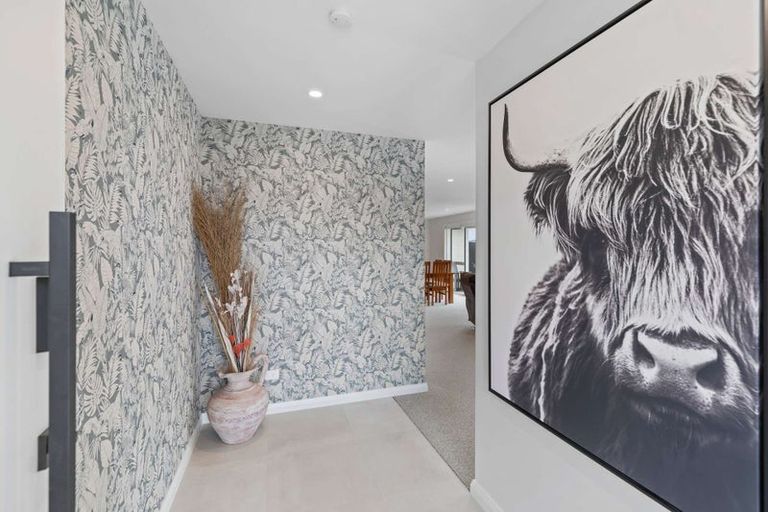 Photo of property in 1 Corsica Court, Fitzherbert, Palmerston North, 4410