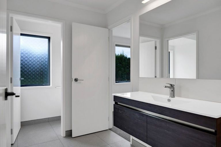 Photo of property in 31 Ninia Road, Paraite, New Plymouth, 4373