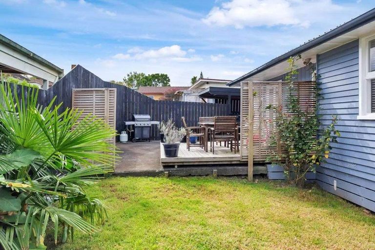 Photo of property in 2/20 Crosby Road, West Harbour, Auckland, 0618
