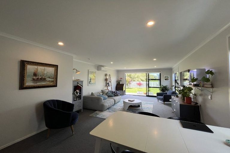 Photo of property in 10 Discovery Place, Marfell, New Plymouth, 4310