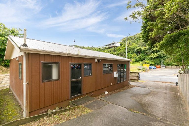 Photo of property in 94a Newlands Road, Newlands, Wellington, 6037