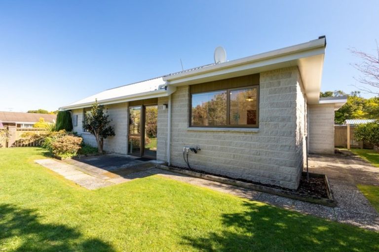 Photo of property in 1 Rewarewa Crescent, Waikanae, 5036