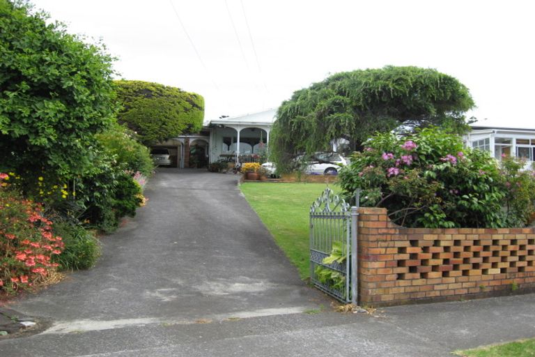 Photo of property in 24 Kiwi Esplanade, Mangere Bridge, Auckland, 2022