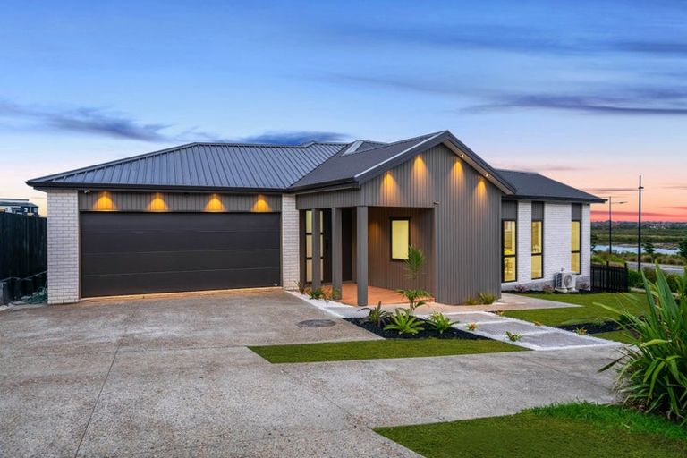 Photo of property in 8 Evergreen Parade, Rosehill, Papakura, 2113